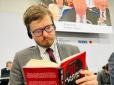 Під час виступу Лаврова в ОБСЄ: Речник МЗС Чехії читав книгу про майбутній суд над Путіним (фото)