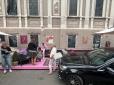 У Києві Mercedes влетів у літню терасу кафе, є постраждалі (фото)