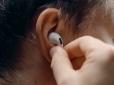 Шокуюче відкриття для сотень мільйонів користувачів: Використання одного навушника призводить до втрати слуху