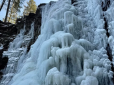 Така люта зима! Суцільна крига скувала Манявський водоспад у Карпатах (фото)
