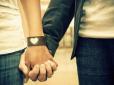 Триматися за руки з коханою людиною корисно для здоров’я: Ось що показало  дослідження