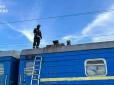 Один загинув, двоє серйозно постраждали: У Києві троє підлітків вилізли на дах неробочого вагону Укрзалізниці