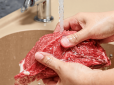 А ви це знали? Чому в жодному разі не можна мити м’ясо перед приготуванням
